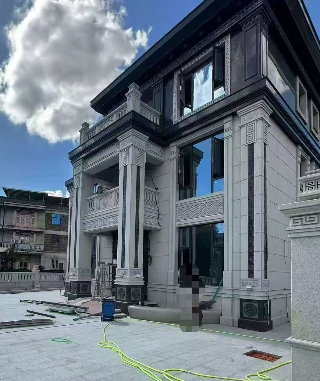 黑龙江 别墅干挂，芝麻白与芝麻黑完美配合