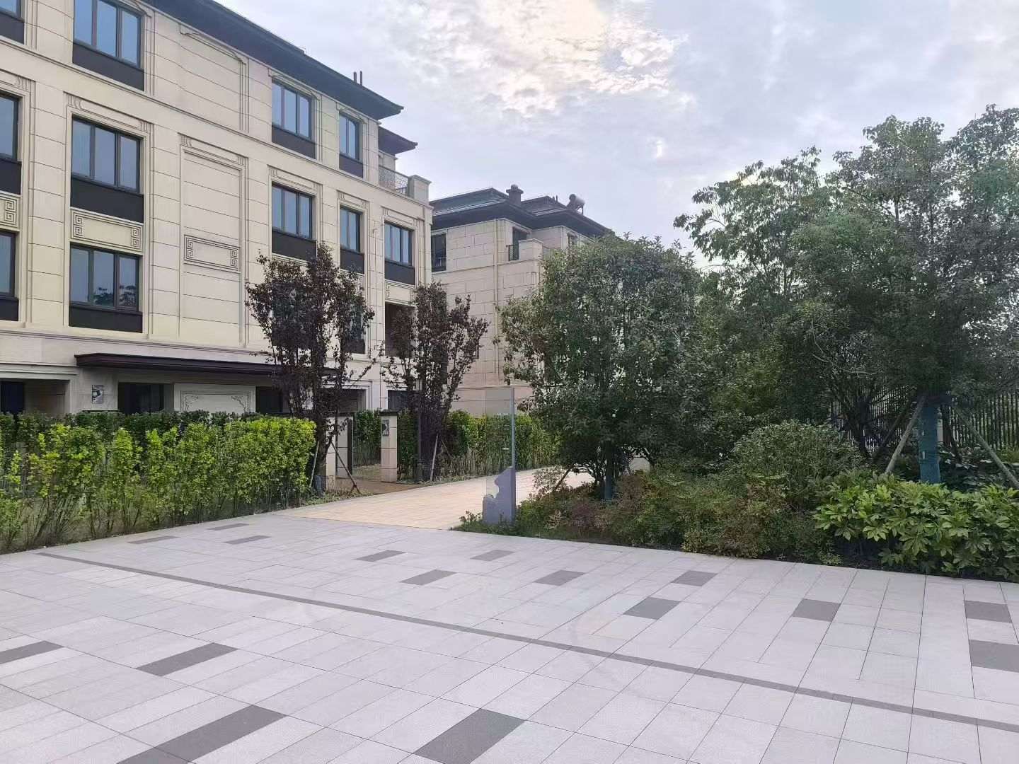 黑龙江 芝麻白与芝麻白搭配铺装，尺寸1200*600