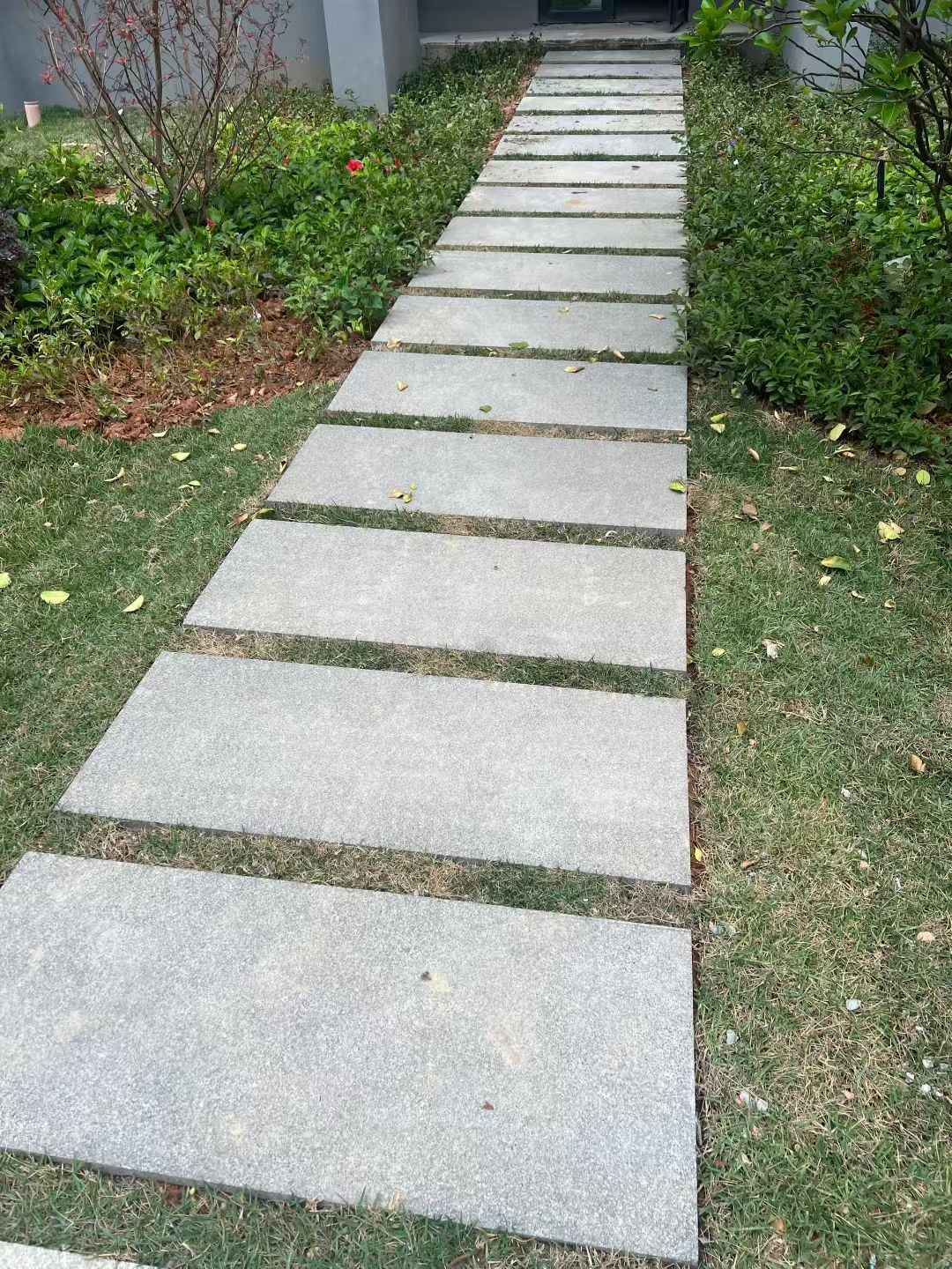 黑龙江 芝麻黑小区踏步、汀步石铺装效果