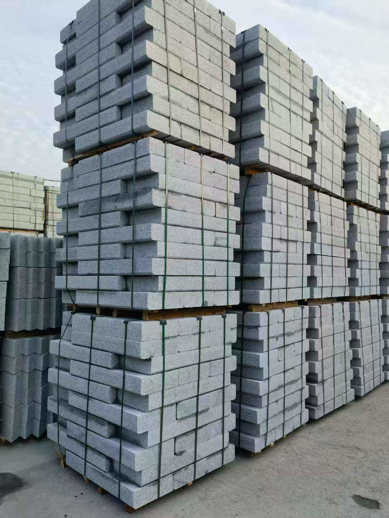 黑龙江 路沿石（路侧石），颜色一致，尺寸标准